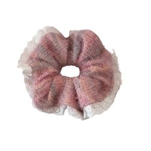 Elastico scrunchie in peluche rosa con pizzo bianco per eleganti acconciature a chignon