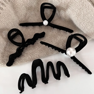 Elegant Black Velvet Flocking Hair Claw Clips With Faux Artificial Pearl Vintage Geometric Shark Clips For Women Hair Styling Accessories