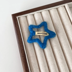 Barrette étoile tricotée bleue sur plateau en velours, accessoire d'hiver en laine