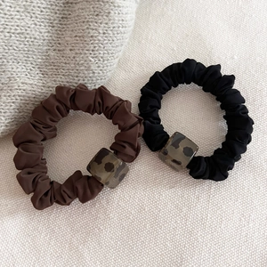 Brown and black high-elastic scrunchies set with leopard resin buckle detail