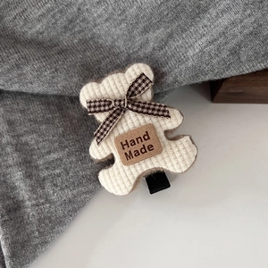 Pince à cheveux ours en velours côtelé beige avec nœud marron et étiquette faite main