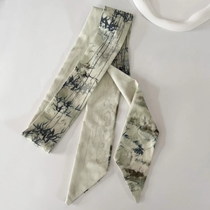 Vue détaillée d'un ruban en soie avec motifs traditionnels de grues et de bambous