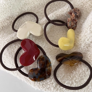 Set de 6 gomas de pelo de corazón en acetato de colores lisos y mármol sobre lana suave