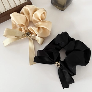Chouchous élégants en satin avec nœud et breloque rose dorée en champagne et noir