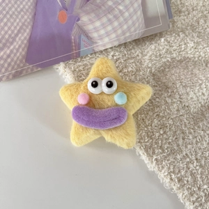 Detail von weicher gelber Plüsch-Stern-Haarklammer mit Cartoon-Augen und Rouge