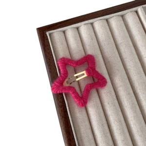 Barrette étoile en peluche rose avec base en métal doré présentée dans une boîte en bois