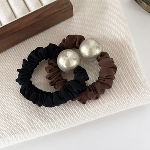 Elegante Satin Plissierte Haargummis Mit Künstlicher Künstliche Perle Legierungskugel Hochelastische Haarbänder Mode Haarschmuck Damen