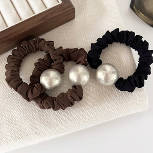 Elegante Satin-Haargummis in Schwarz und Braun mit großen silbernen Perlen