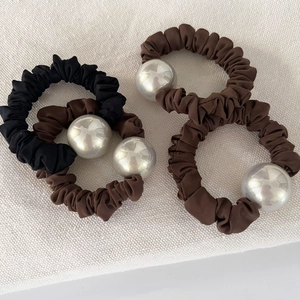 Elegante plissierte Haargummis mit großen Metallperlen in Schwarz und Kaffeebraun