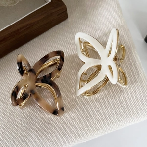 Zweiteiliges Set hohle Schmetterlings-Haarklammern in Schildpatt und Creme-Optik