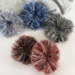 Set di cinque elastici per capelli in morbido filato piumato in colori autunnali misti