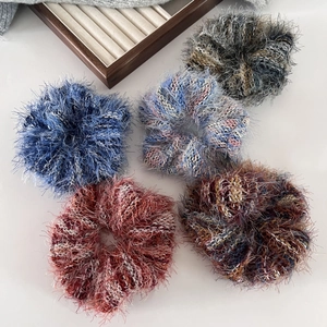 Cinque elastici per capelli in maglia soffice in blu, rosso e tonalità grigie