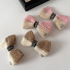 Barrette à cheveux nœud en tricot rose et beige avec pendentif cœur à damier