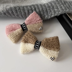 Pince à cheveux nœud tricoté bicolore rose et café avec pendentif cœur à damier noir