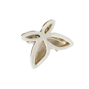 Eleganter Haarklammer Schmetterling aus weißem Acetat mit goldenem Metallrahmen