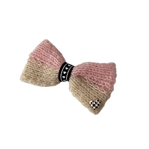Barrette à cheveux nœud tricoté bicolore rose et kaki avec détails de cœur en damier