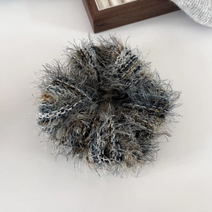 Dettaglio macro di un elastico in maglia mista con texture morbida e pelosa