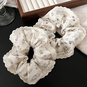 Lot de deux chouchous vintage en dentelle et tissu crème avec motifs floraux romantiques