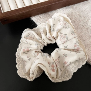 Chouchou en dentelle à fleurs roses et bleues sur tissu crème pour queue de cheval chic