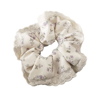 Chouchou français en dentelle florale crème avec motifs violets et bordure dentelée