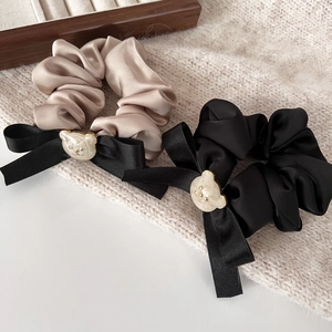 Lot de chouchous en satin avec nœud noir et breloques ours en champagne et noir élégant