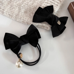 Elegantes Set aus schwarzer Samtschleife-Haarklammer und Perlen-Haargummi für Damen