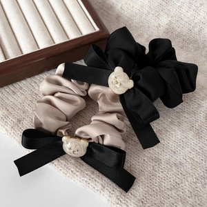 Chouchous élégants en satin champagne et noir avec de mignons pendentifs ours blancs