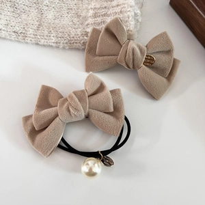 Elegantes Set aus beiger Samtschleife-Haarspange und Perlen-Haargummi für Damen