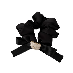 Chouchou en satin noir avec nœud et breloque ours en émail blanc pour coiffures chic