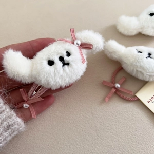Detail van de witte pluche hondenhaarklem met roze zijden strik en imitatieparel