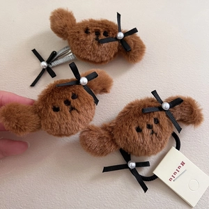 Schattige pluche hondenhaarklemmen en scrunchies met zwarte strikken en parelaccenten