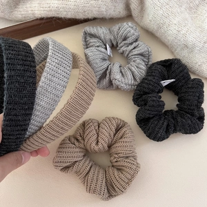 Ensemble serre-tête et chouchou en maille anthracite, gris et beige pour femmes
