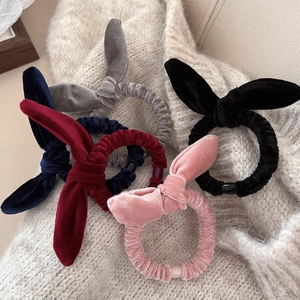 Cinq chouchous oreilles de lapin en velours côtelé de couleurs variées sur tricot