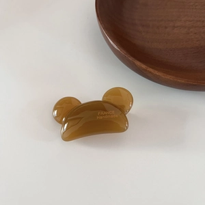 Nahaufnahme der braunen Acetathairclip in Bärenkopfform mit France Handmade Aufdruck