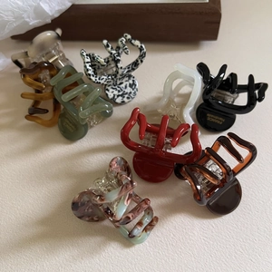 Collection de pinces à cheveux en acétate de diverses couleurs avec ressort métallique