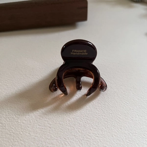 Détail de la pince à cheveux en acétate écaille avec inscription dorée fait main