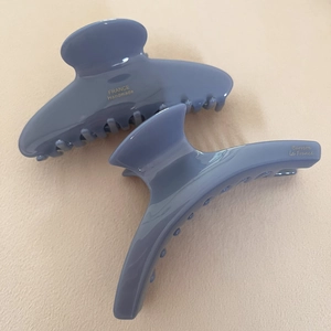 Pinza per capelli francese in acetato blu nebbia con scritte dorate fatte a mano