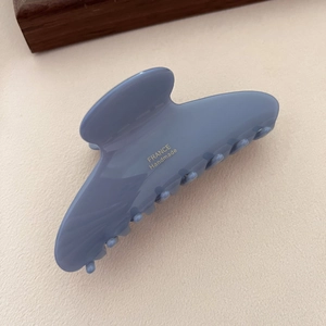 Grande molletta per capelli in acetato blu nebbia con scritta dorata e denti robusti