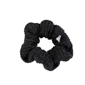 Chouchou en laine tricotée noire avec texture douce pour coiffures d'hiver et élégance