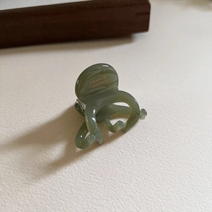 Détail de la pince à cheveux en acétate vert mousse marbré avec marquage France Handmade