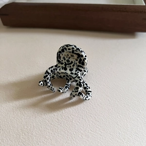 Détail de la pince à cheveux en acétate faite main avec des taches classiques de dalmatien