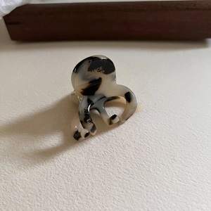 Vue détaillée de la pince à cheveux en acétate écaille avec logo France Handmade doré