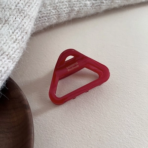 Pince à cheveux triangle en acétate rouge foncé avec lettrage doré élégant