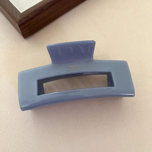 Dettaglio della pinza per capelli in acetato blu con incisione dorata France Handmade