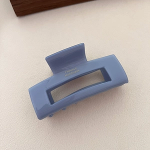 Dettaglio della molletta per capelli in acetato blu con incisione France Handmade dorata