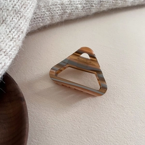 Pince à cheveux triangle évidée en acétate avec rayures marron et beige pour femmes