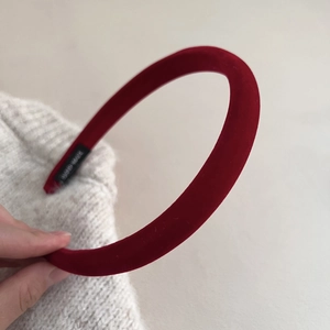 Elegante cerchietto in velluto rosso scuro con etichetta fatta a mano su maglia