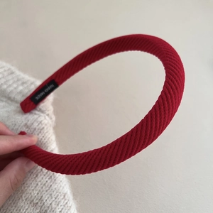 Cerchietto in tessuto rosso testurizzato stile vintage a quadri con etichetta fatta a mano