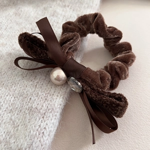 Elegante elastico in velluto marrone caffè con fiocco in raso, perla e cristallo