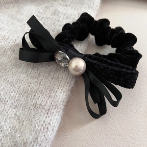 Elegante elastico in velluto nero con fiocco di raso e decorazioni di perle